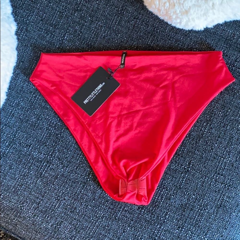 PrettyLittleThings- Red High Waisted / High Leg